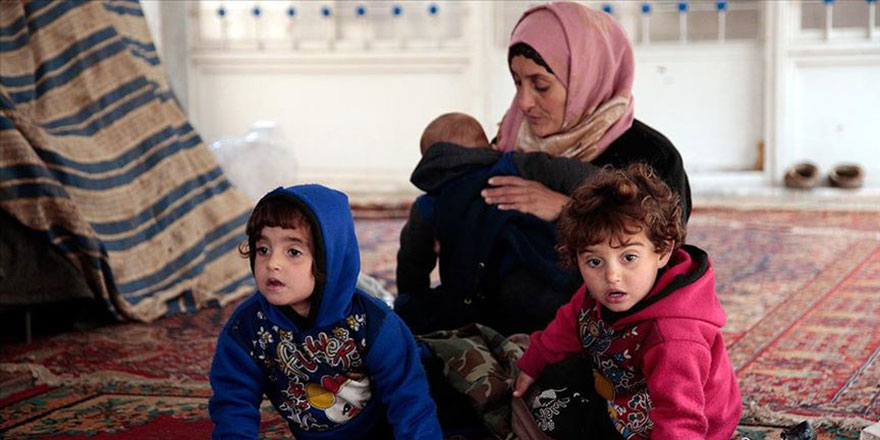 Putin ve Esed'in bombasından kaçan 49 aile camiye sığındı