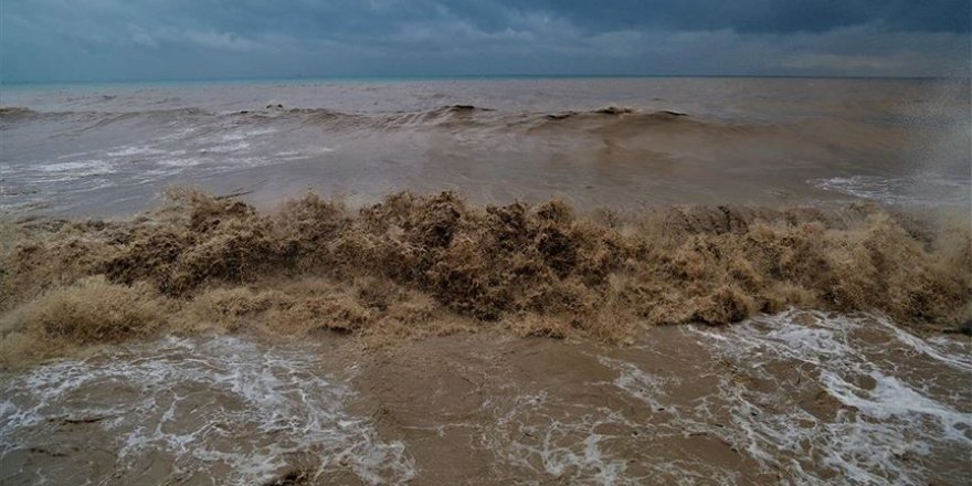 Sağanak nedeniyle Mersin'de denizin rengi değişti