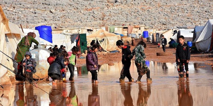 İdlib'de su ve çamur altında kalan kamp, yardım bekliyor