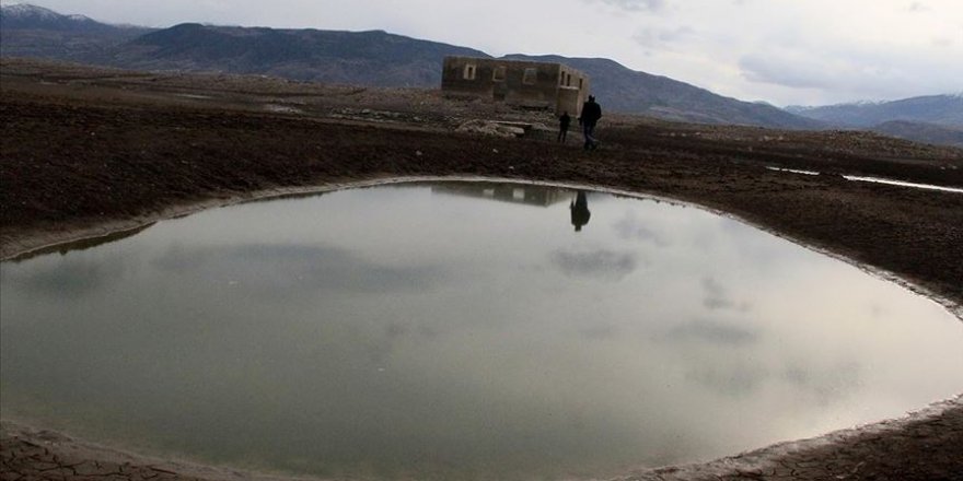 Baraj suları çekildi cami kalıntıları gün yüzüne çıktı