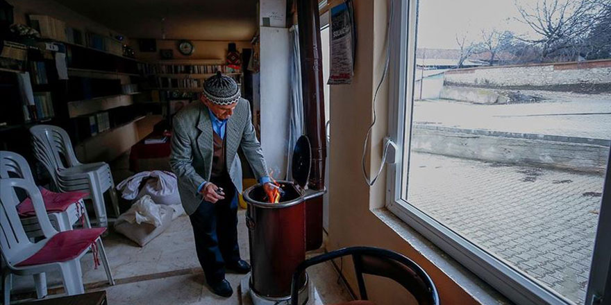 Kurduğu kütüphaneyi 'çocuklar üşümesin' diye her gün ısıtıyor