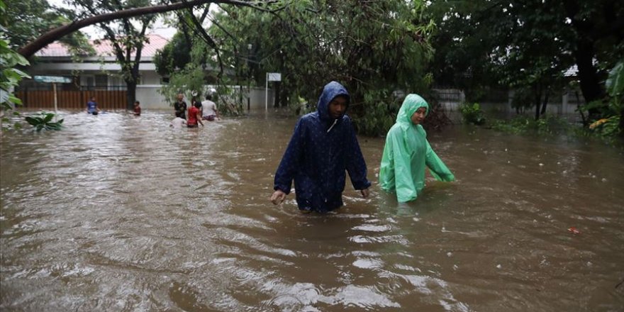 Endonezya'da selde 9 kişi hayatını kaybetti