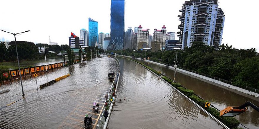 Endonezya'daki selde ölü sayısı 16'ya yükseldi