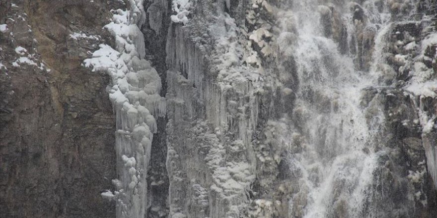 Susuz Şelalesi kısmen dondu