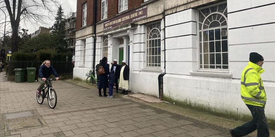 Londra'da cami yakınındaki binada İslam karşıtı sloganlara soruşturma