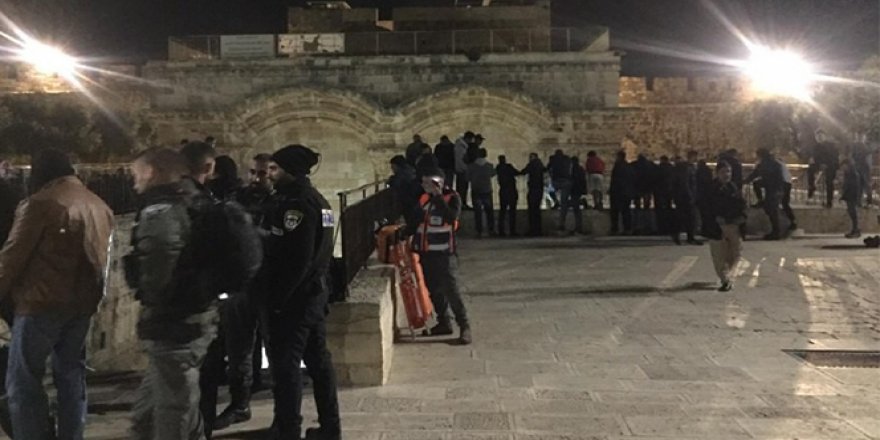 İşgalci İsrail askerleri Mescidi Aksa'da namaz kılanlara saldırdı