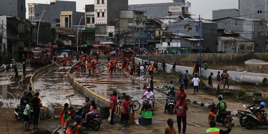 Endonezya'daki selde ölenlerin sayısı artıyor