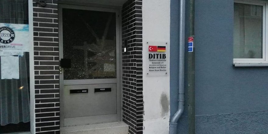Almanya'da saldırı düzenlenen caminin kapısı kırıldı