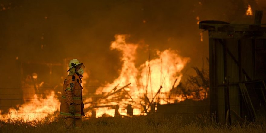 Avustralya'da kuvvetli rüzgar yangınlara müdahaleyi güçleştiriyor