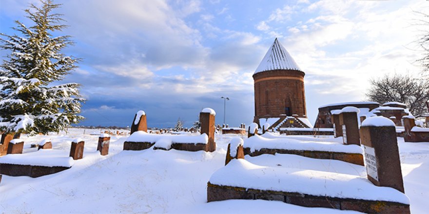 Ahlat Kümbetleri de beyaz rahmete büründü