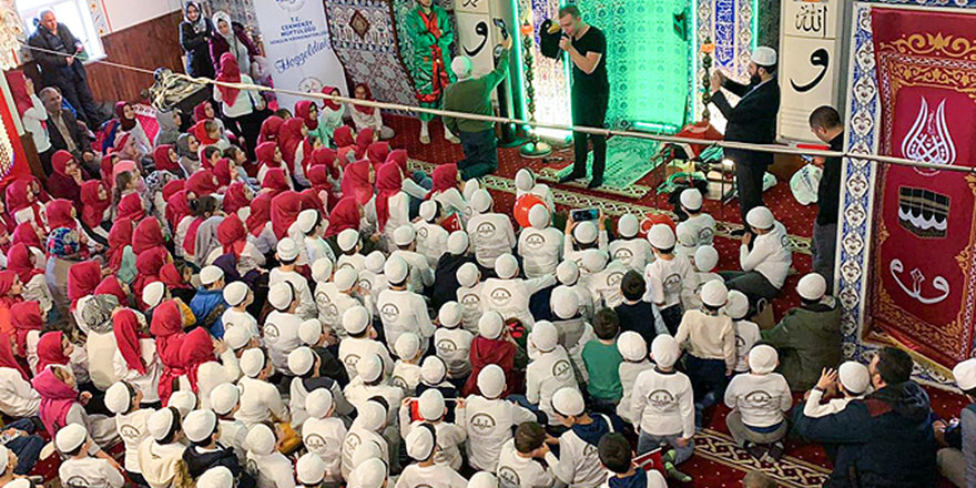 'Yedi Yaşındayım, Namaza Başlıyorum'