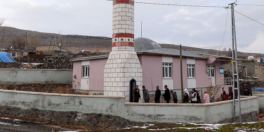 Köylüler her pazar sıraya girip minareye çıkıyor