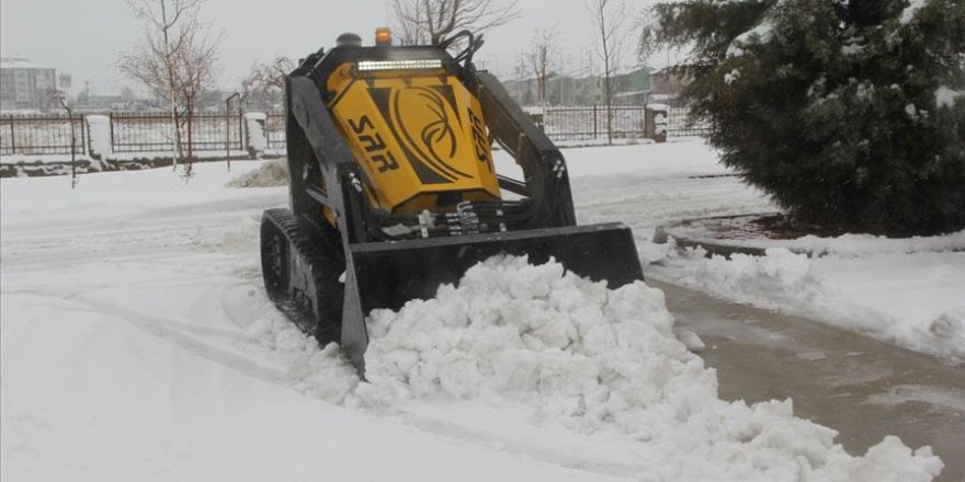 İnsansız iş makinesi ile kar küreme yapıldı