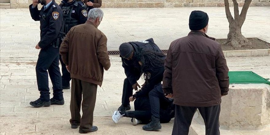 İsrail polisi, Mescid-i Aksa'da 5 Filistinliyi gözaltına aldı