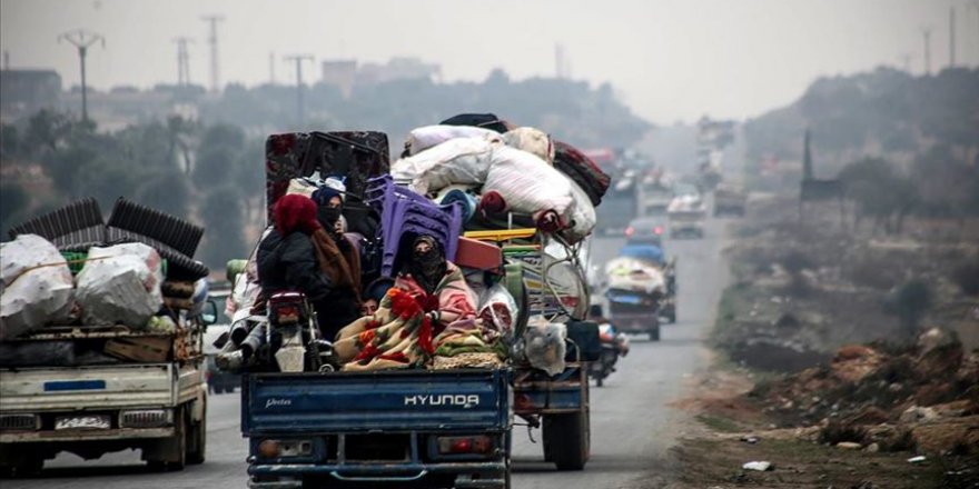 Çatışmaların artmasının ardından 300 bin Suriyeli İdlib'te evlerini terk etti