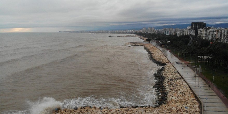 Mersin'de deniz çamura bulandı
