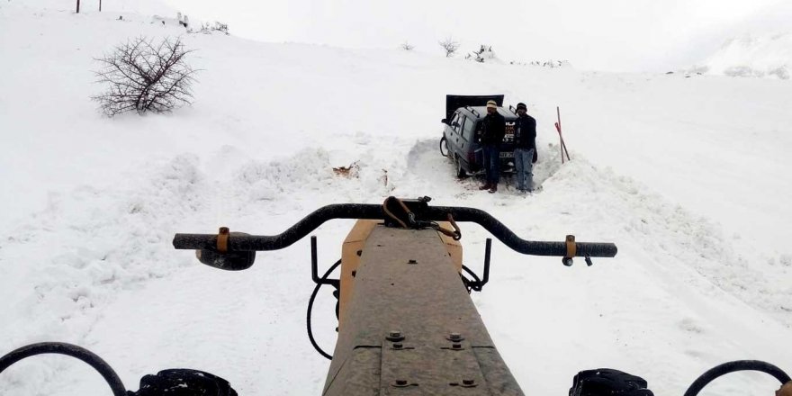 Malatya'da kar kalınlığı 2 metreyi buldu