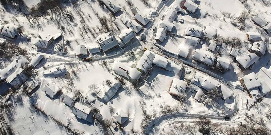Domaniç eteklerinde kar 3 metreye ulaştı
