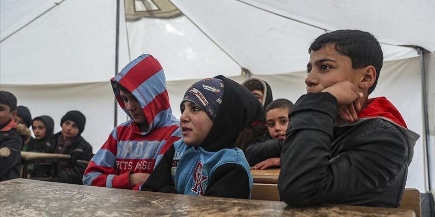 İdlibli çocukların tahtasız ve kitapsız 'çadır okulu'