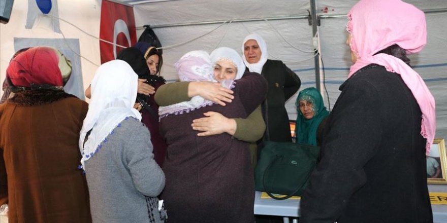 Torununa kavuşmanın sevincini oturma eylemi yapan annelerle paylaştı