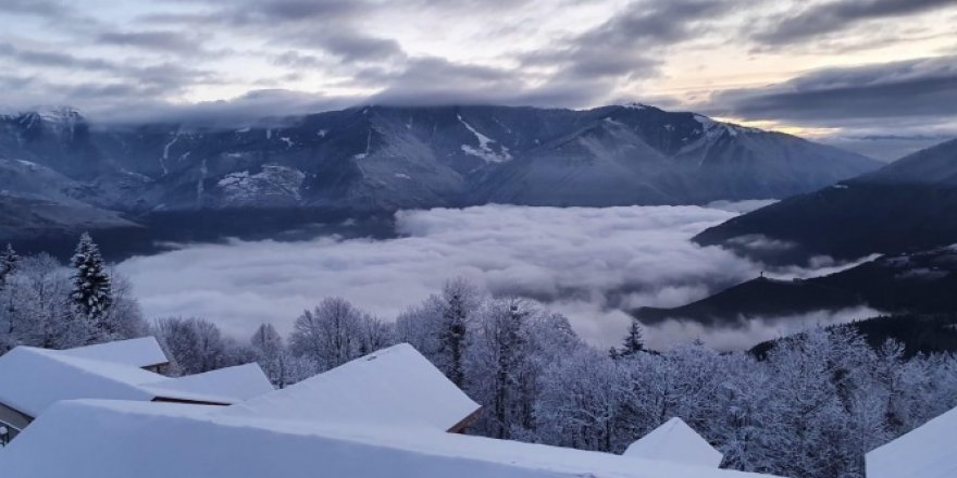 Artvin'de karlı dağlarla bulutlarla görsel şöleni