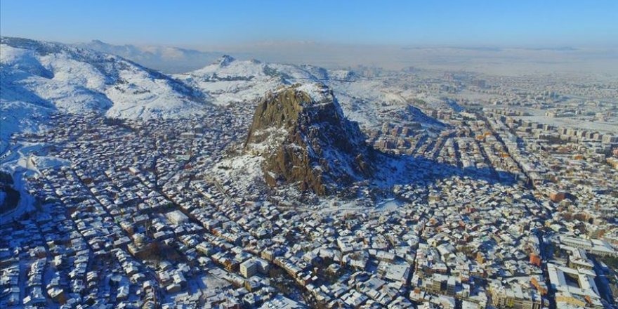 Karahisar Kalesi kış güzelliğiyle cezbediyor