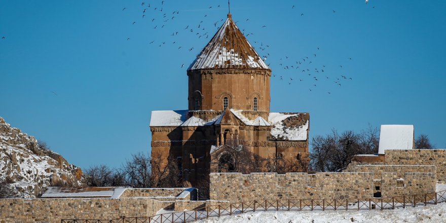 'Beyaz gelinliğini' giyen Akdamar Adası ziyaretçileri büyülüyor