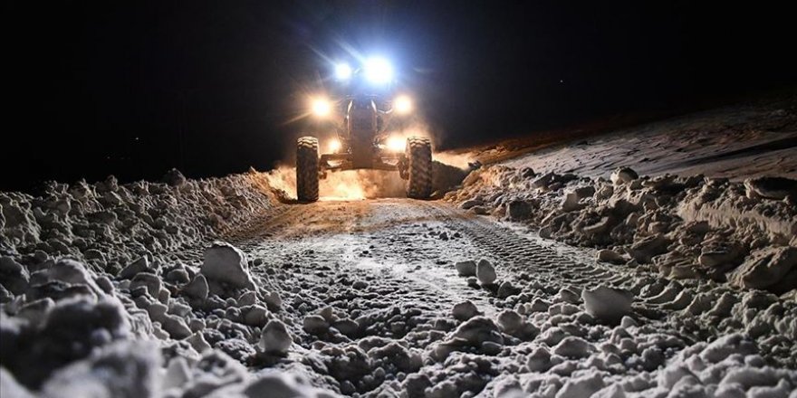 Ağrı'nın 2 bin rakımlı dağ köyü yollarını kar timleri ulaşıma açtı