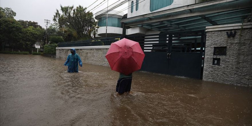 Endonezya'da 7 binden fazla kişi selden etkilendi