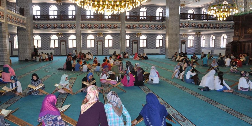 Camiye koşuyoruz namazla buluşuyoruz