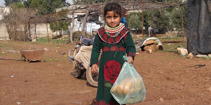 Suriye'de zor şartlarda yaşayan ailelere sıcak yemek yardımı