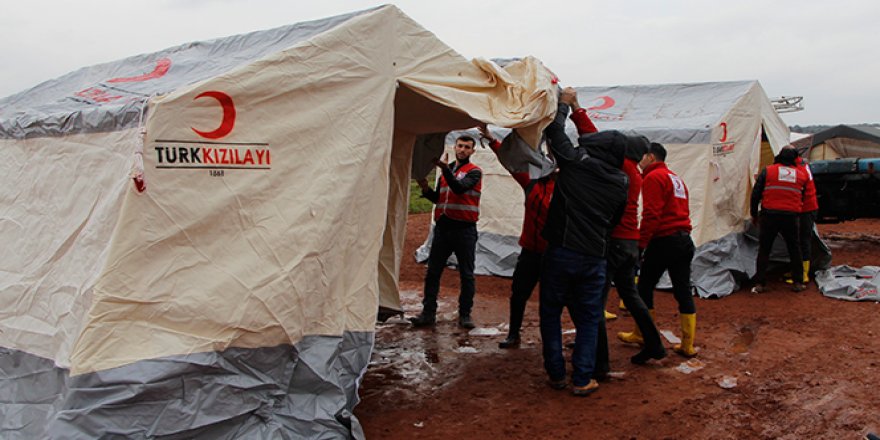 Saldırılardan kaçan Suriyeliler boş arazilere çadır kuruyor