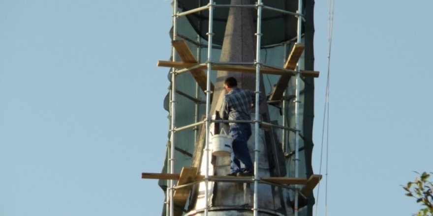 30 metrelik minarenin tepesinde tehlikeli çalışma