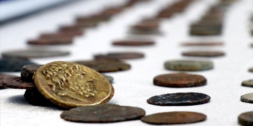 Alıcı kılığına giren jandarma ekipleri, 862 bronz ve altın sikke ele geçirdi