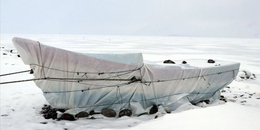 Türkiye'nin en yüksek rakımlı gölü buzla kaplandı