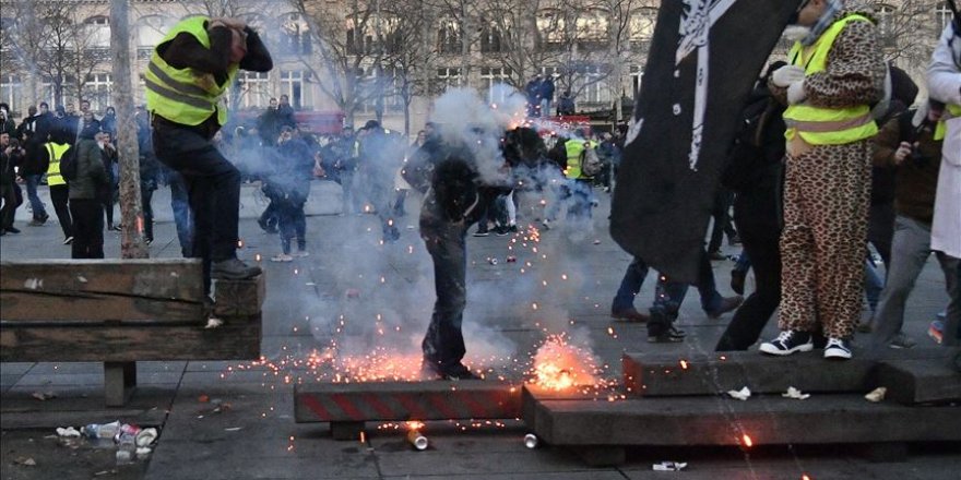 Fransa'da sarı yeleklilerin gösterileri şiddete dönüştü