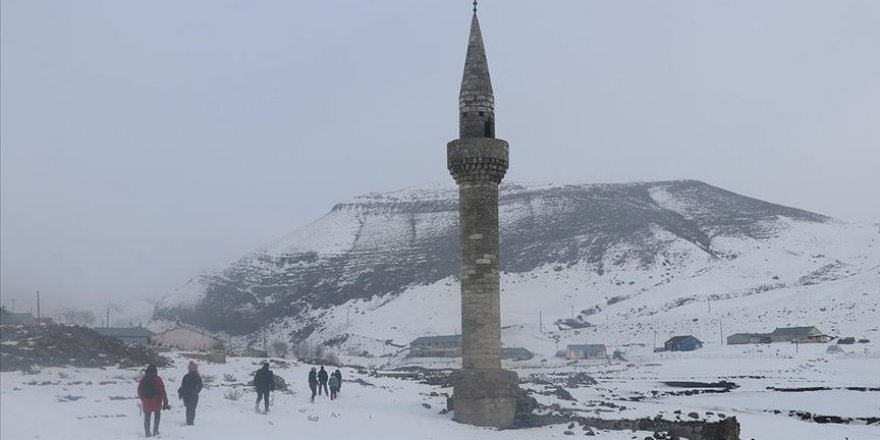 Baraj suları çekilince görünen eski köy fotoğrafçıların ilgi odağı oldu