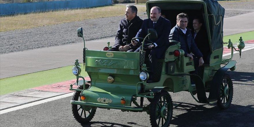 Bakan Varank yerli üretim elektrikli faytonun direksiyonunda