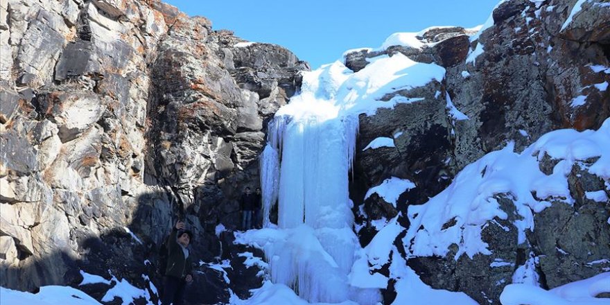 Buz tutan Toklu Şelalesi görsel şölen sunuyor