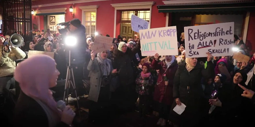 Müslüman olmayan öğretmenler başörtüsü yasağını başörtüsü takarak protesto etti