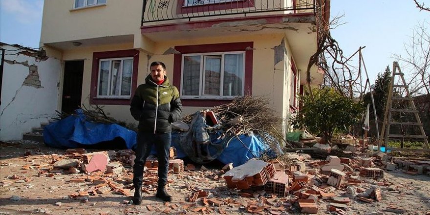 Manisa'daki deprem Kırkağaç'taki bazı evlerde hasara neden oldu