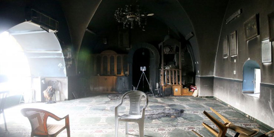 İşgalci Yahudi yerleşimciler Kudüs’te bir camiyi ateşe verdi