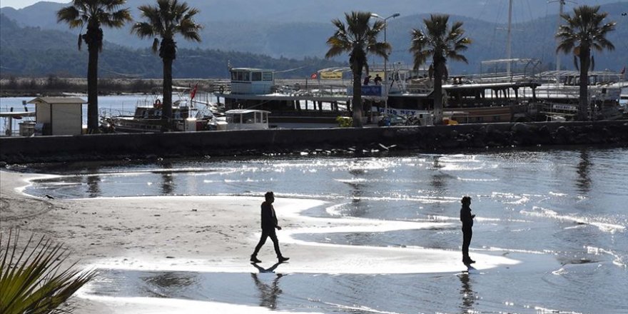 Sakin Kent Akyaka'da deniz suyu 30 metre çekildi