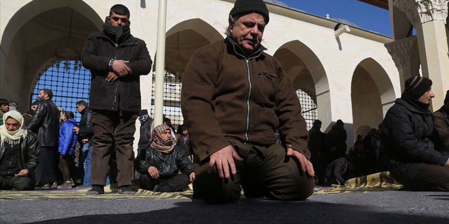 Türkiye'nin restore ettiği Bab Ulu Camisi'nde ilk cuma namazı