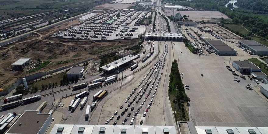 Kara sınır kapılarından geçen yıl 27,6 milyon yolcu, 7,6 milyon araç geçti