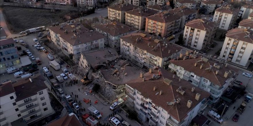 Elazığ'daki depremin ardından kurtarma çalışmaları sürüyor