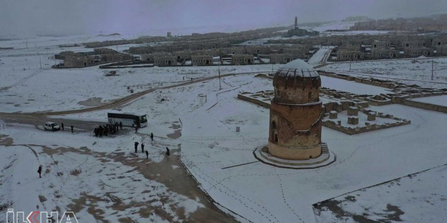 Antik kent Hasankeyf, kar manzarasıyla değişik bir görüntü oluşturuyor