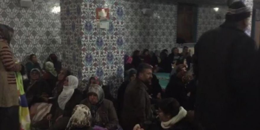 Depremden etkilenen bazı aileler camilerde kalıyor