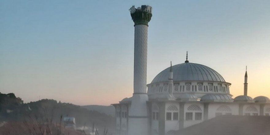 Kırkağaç'ta depremde hasar gören cami minaresi kontrollü şekilde yıkıldı