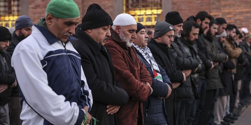 Elazığ depreminde vefat edenler için gıyabi cenaze namazı kılındı